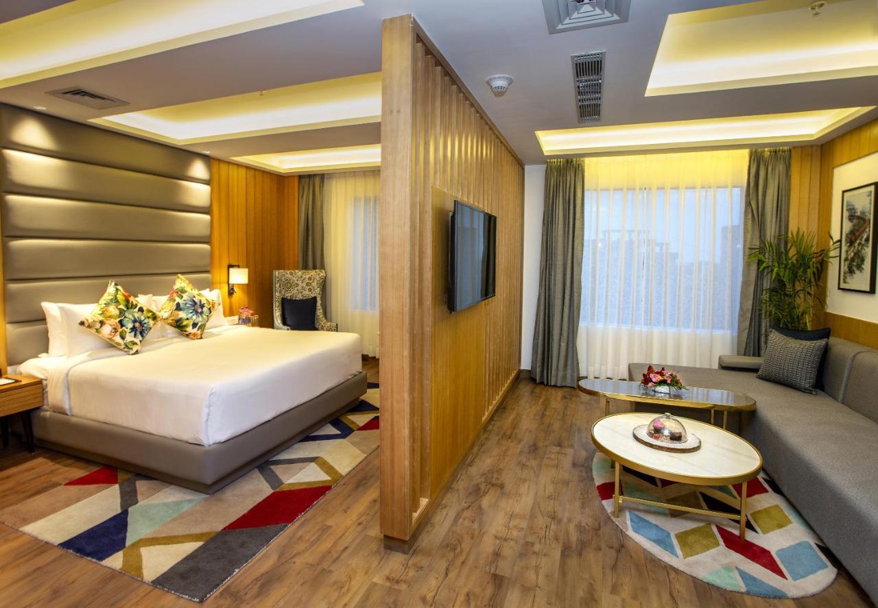 Ramada By Wyndham Katra Station Road Hotel Exterior photo